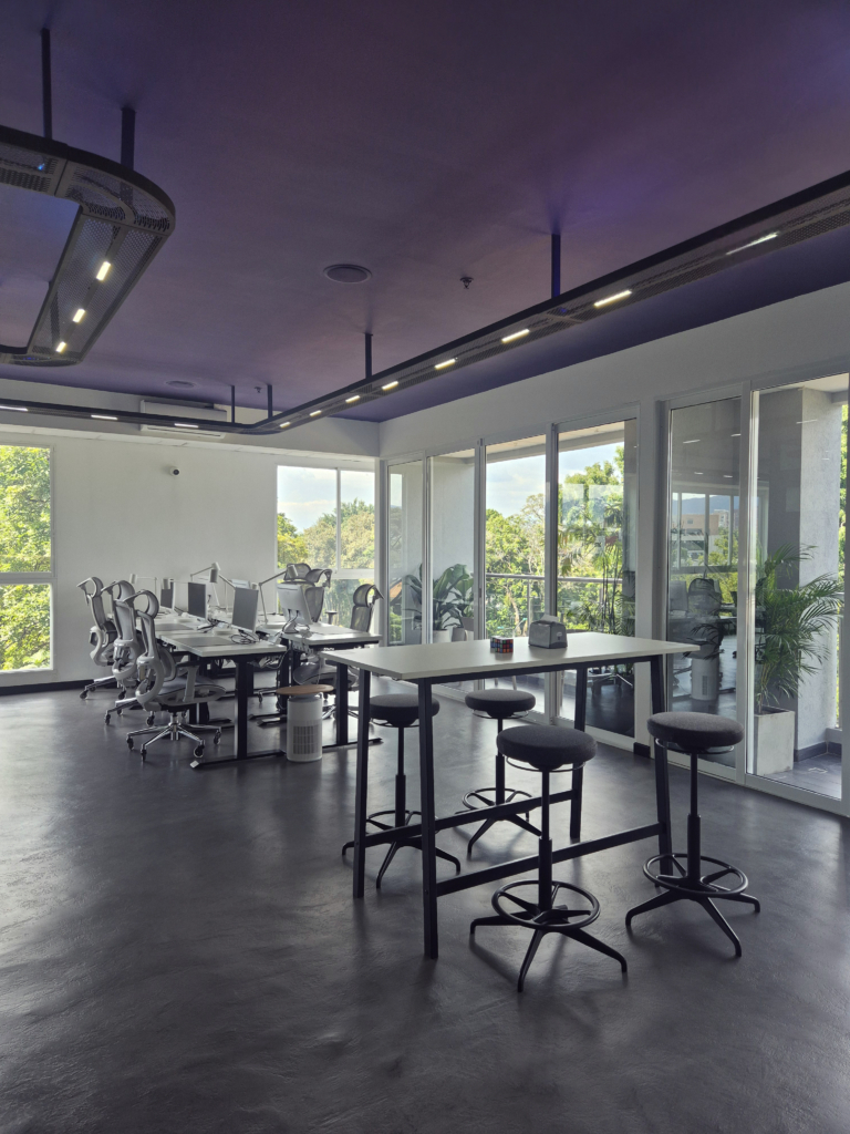 sala_con_escritorios