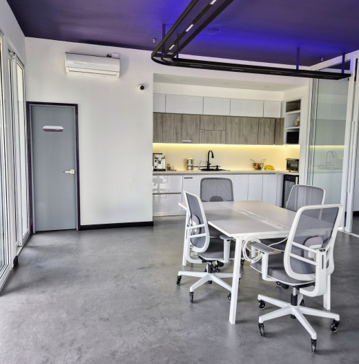 Cocina compartida con mesa alta en Oficina Creativa XD, disponible para usuarios de oficina virtual en Cali.